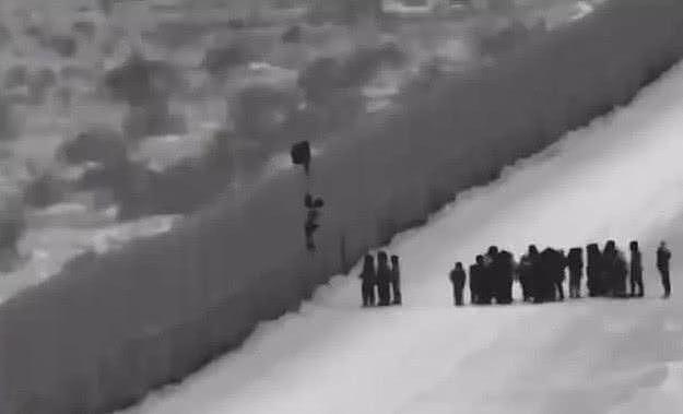 边境墙有效吗？监控镜头拍到100多移民翻越美墨边境围墙