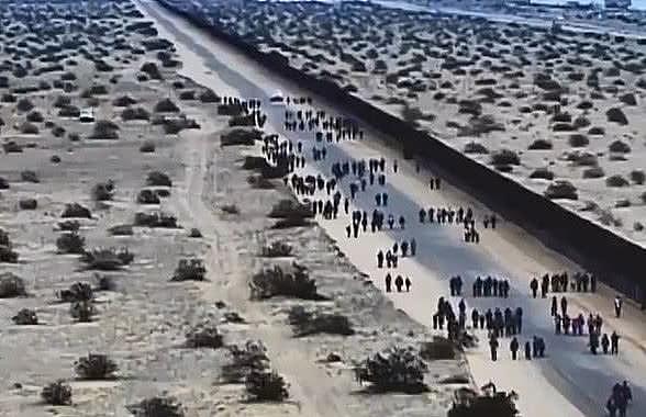 边境墙有效吗？监控镜头拍到100多移民翻越美墨边境围墙