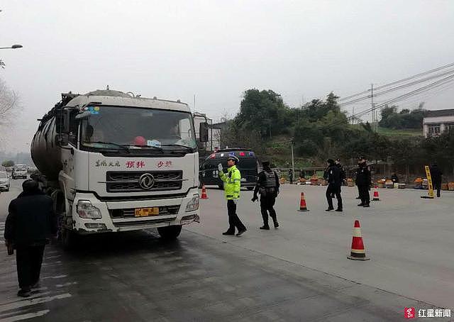 疯狂的货车集体冲关逃费，每天多达数百辆，自贡警方整治严查！