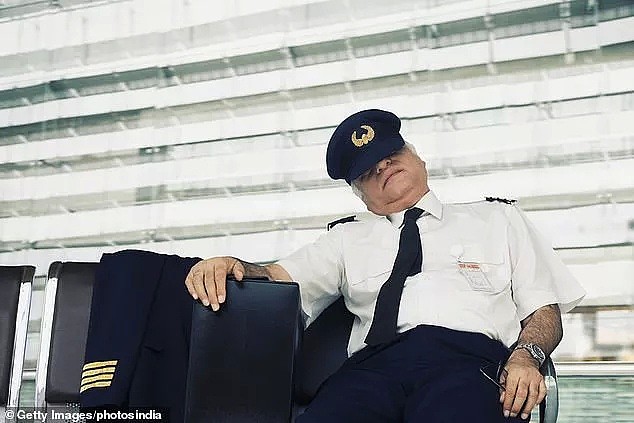 也是心大！澳航飞行员们严重缺觉边开飞机边打瞌睡 一天睡眠不足5个小时 - 3