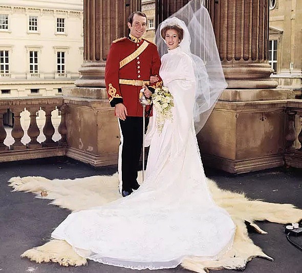 英国皇室婚纱大盘点，竟然有人敢比女王还大牌！（组图） - 27