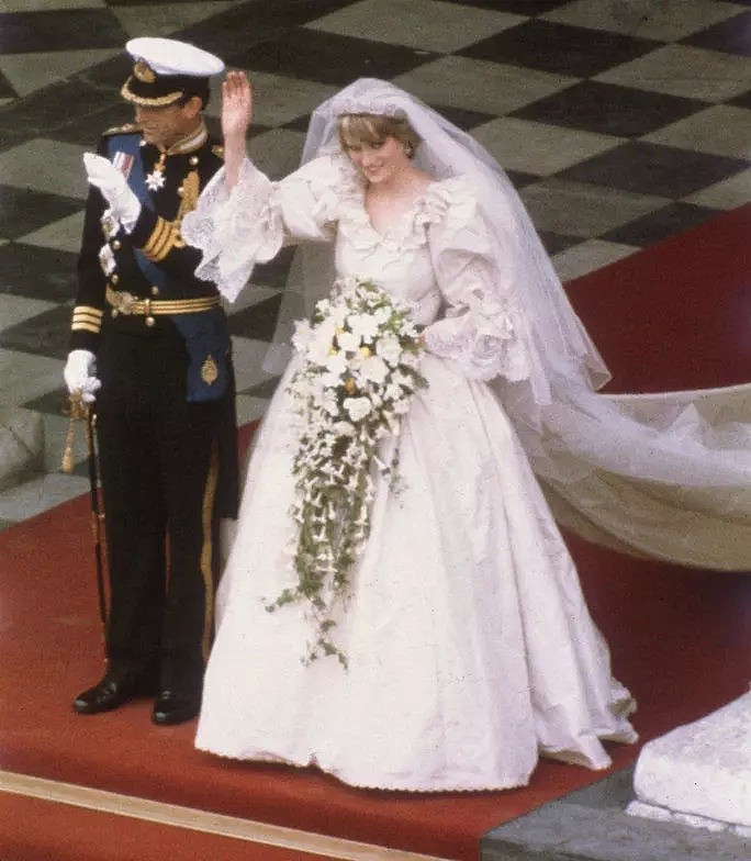 英国皇室婚纱大盘点，竟然有人敢比女王还大牌！（组图） - 32