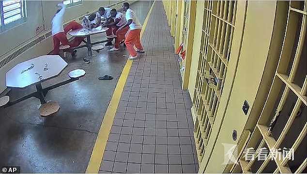 美国4名囚犯玩牌遭杀人犯刀砍 受害者：狱警策划的（组图） - 1