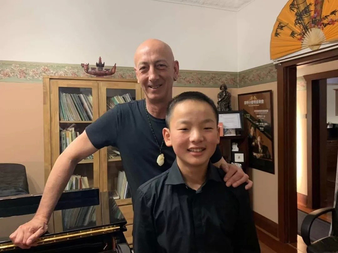 澳洲天才华裔钢琴少年，或成下个“郎朗”！3岁被钢琴大师收徒，11岁获奖过百！年纪虽小，被选为澳洲下一代钢琴接班人！ - 12