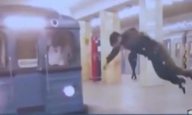 为博关注小伙空翻地铁站台，地铁驶来瞬间，司机吓出一身冷汗