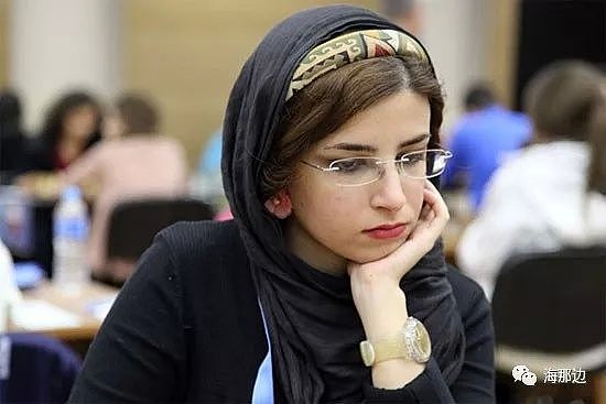 伊朗美女因一块头巾被开除，无奈移民美国，用盛世美颜和棋艺惊艳世界（组图） - 1