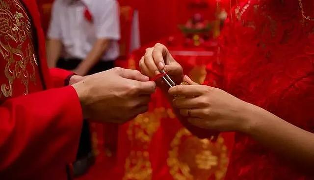 “伴娘就该被摸，这是习俗”：比天价彩礼更可怕的，是中国式婚闹