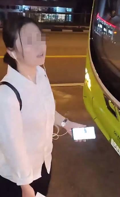 坐过站硬逼公交车掉头！中国女孩大闹新加坡公交，被全车乘客围攻（视频/组图） - 2