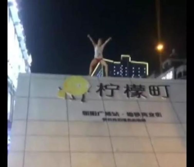 中国游客为拍抖音徒手抓澳洲剧毒章鱼！澳人都吓傻了，不作就不会死！（视频/组图） - 37