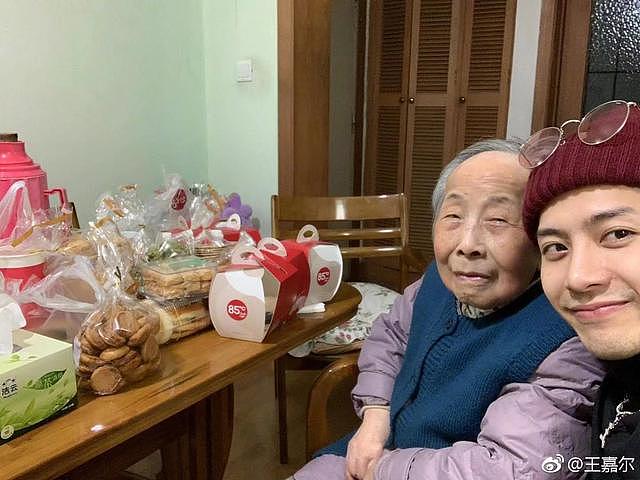 王嘉尔回家看望外婆，罕见合照意外曝光家庭环境！网友：太真实了，好想哭！