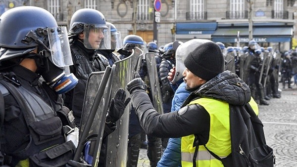 “黄背心”示威者在法国巴黎与警方对峙。新华社资料图