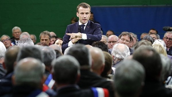 1月15日，在法国西北部厄尔省，法国总统马克龙（中）在与数百名市长的集会中发言。新华社图