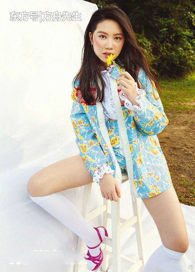 甄子丹晒女儿杂志写真照，15岁少女身材姣好，一双大长腿吸睛！