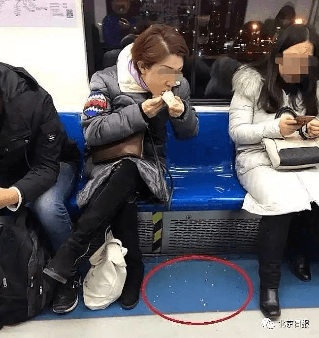 上海“凤爪女”在北京地铁吃沙琪玛 已被行拘（组图） - 2