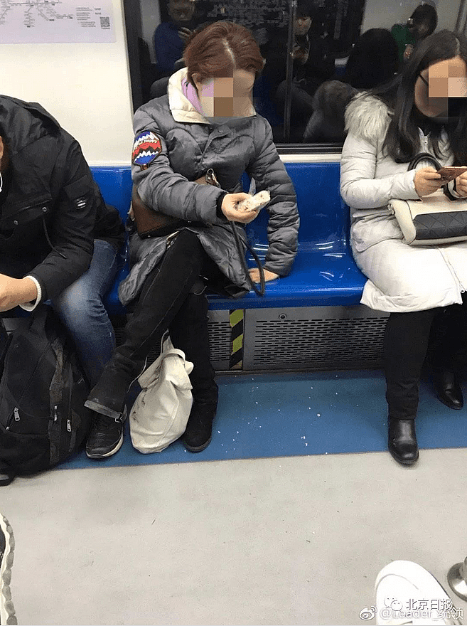上海“凤爪女”在北京地铁吃沙琪玛 已被行拘（组图） - 3