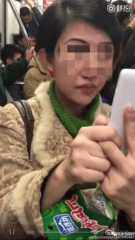 上海“凤爪女”在北京地铁吃沙琪玛 已被行拘（组图） - 4