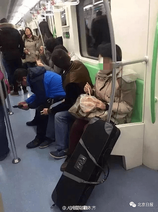 上海“凤爪女”在北京地铁吃沙琪玛 已被行拘（组图） - 5