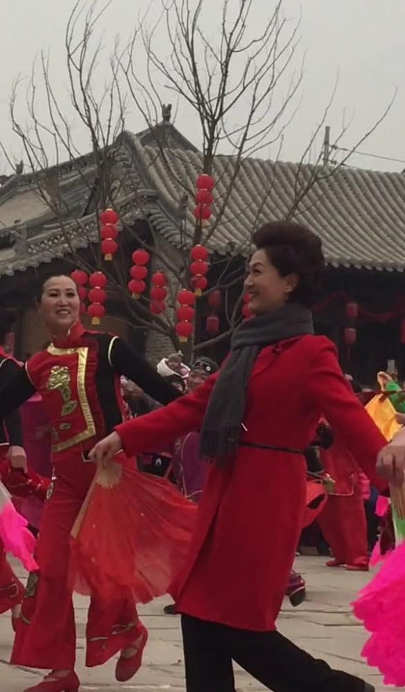 47岁央视一姐海霞回老家过年，跳广场舞讲河南话，所有人都震惊了