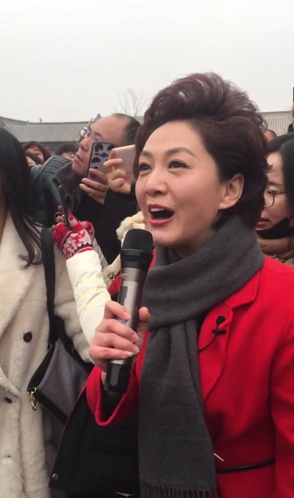 47岁央视一姐海霞回老家过年，跳广场舞讲河南话，所有人都震惊了