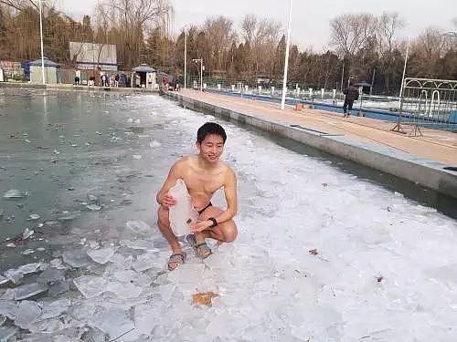 尹西明在西湖泳池冰面，他刚刚下水游了几十米，上岸后行动如常。