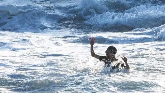 澳洲小哥海边目睹惊险瞬间，8人正被“生吞”！他疯了似的冲进大海（组图） - 2