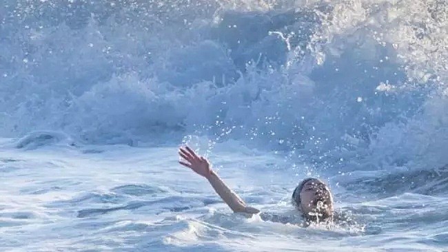 澳洲小哥海边目睹惊险瞬间，8人正被“生吞”！他疯了似的冲进大海（组图） - 3