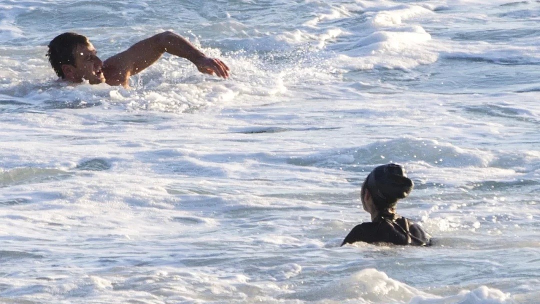澳洲小哥海边目睹惊险瞬间，8人正被“生吞”！他疯了似的冲进大海（组图） - 4