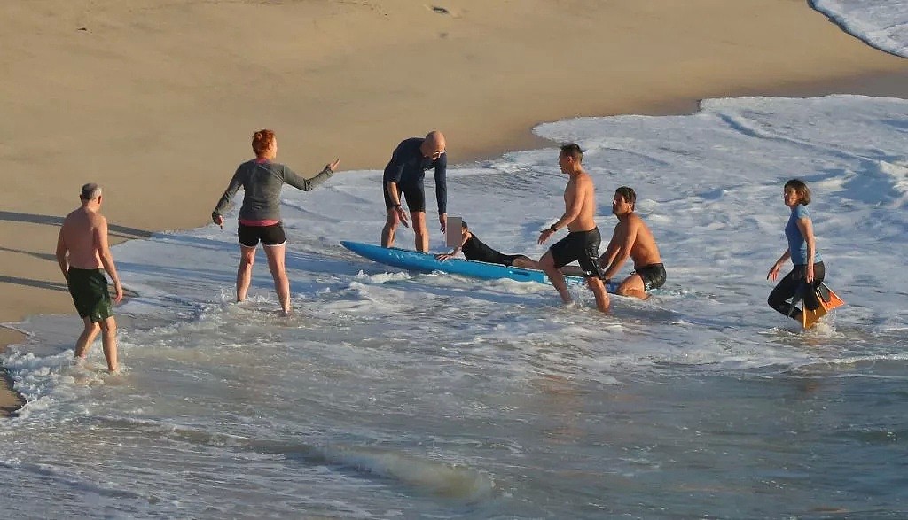 澳洲小哥海边目睹惊险瞬间，8人正被“生吞”！他疯了似的冲进大海（组图） - 8