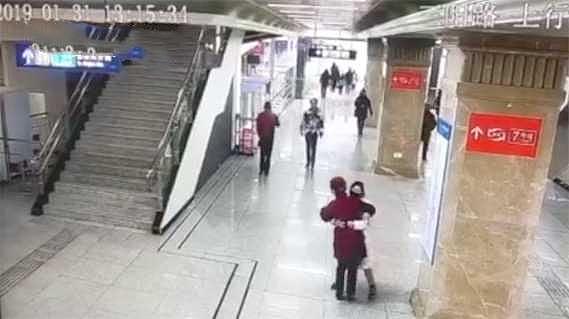 地铁站长值班时突遭女孩“熊抱” 网友：她跳的那两下 感觉可爱到爆！