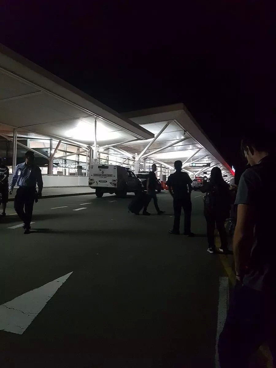 突发！布里斯班机场紧急封锁！有人持刀行凶，称要引爆炸弹！旅客大批滞留（视频/组图） - 9