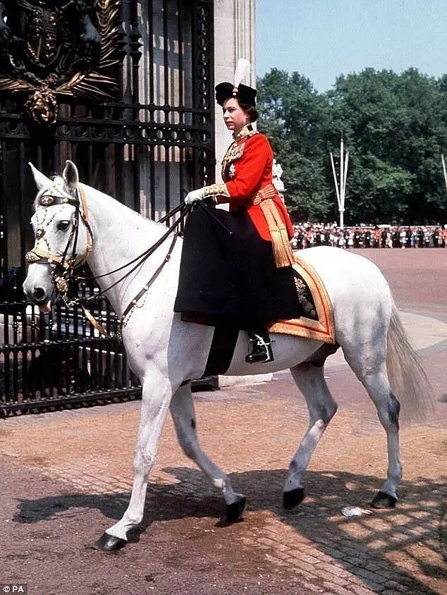 帮女王数天鹅，切肉，试穿新鞋…英国王室的奇葩工作真有人在做！（组图） - 5