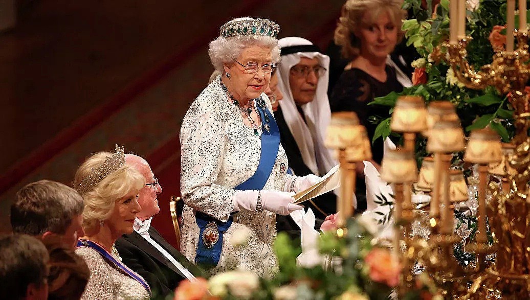帮女王数天鹅，切肉，试穿新鞋…英国王室的奇葩工作真有人在做！（组图） - 9