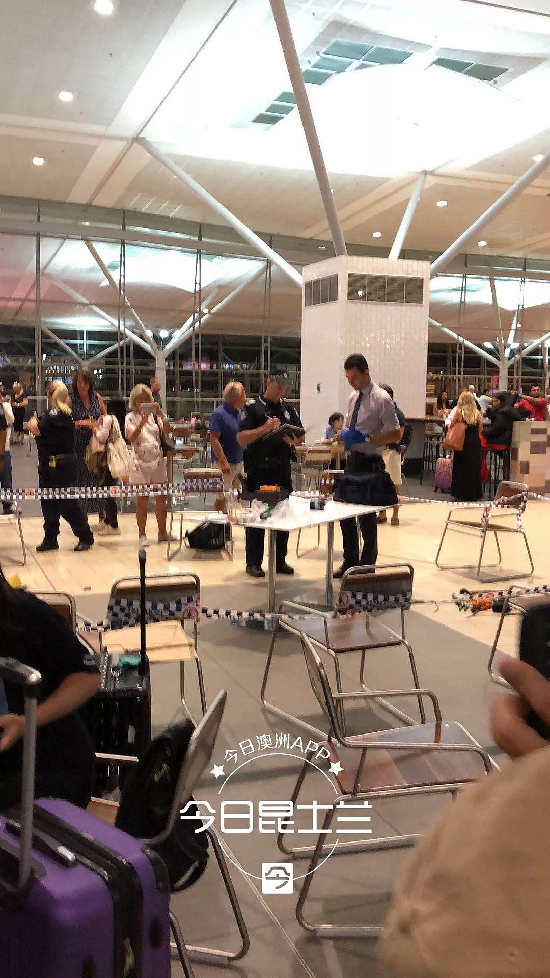 机场事件华人亲历者讲述案发经过：男子持刀挥舞，丢下行李就往外跑！（组图） - 8