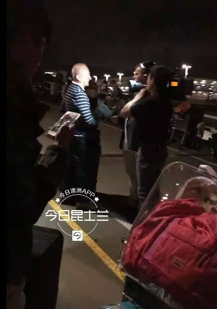 机场事件华人亲历者讲述案发经过：男子持刀挥舞，丢下行李就往外跑！（组图） - 24