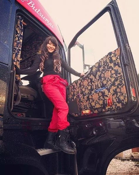 为了赡养重病久床的父亲，这位日本美女小姐姐变身卡车司机，开长途搬重货！（组图） - 6