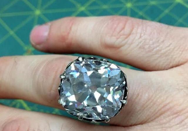 88元买了枚“玻璃戒指”，结果是价值650万的钻戒（组图） - 2