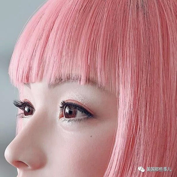 精致小脸、粉红波波头…这个登上封面的网红女模特，居然不是人（组图） - 23