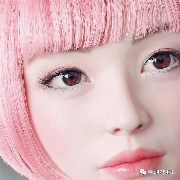 精致小脸、粉红波波头…这个登上封面的网红女模特，居然不是人（组图） - 25