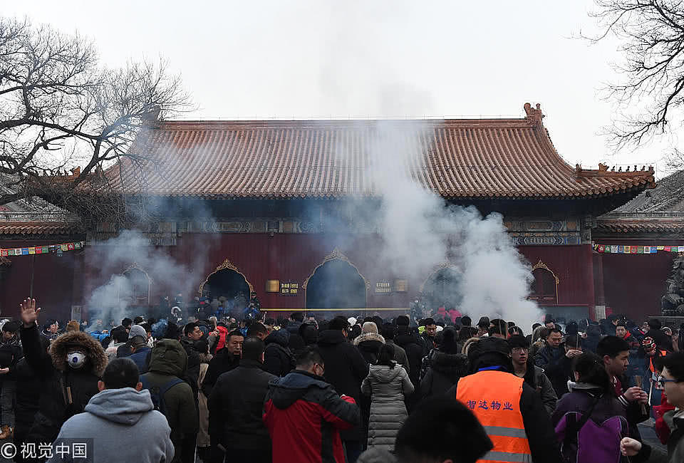 中国春节大年初一 数万人雍和宫排长龙祈福（组图） - 1