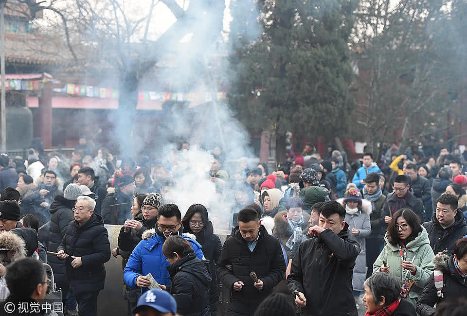 中国春节大年初一 数万人雍和宫排长龙祈福（组图） - 2