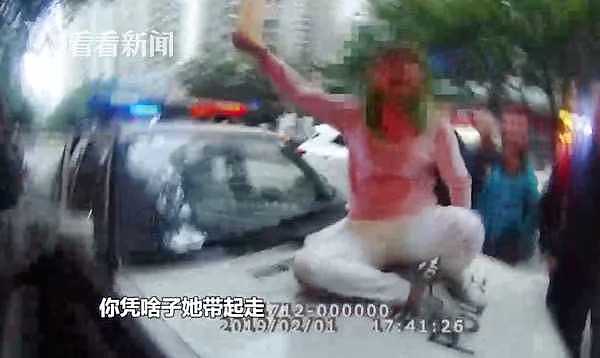 因抢车位女子跳上警车撒泼 拘留所里过春节（组图） - 2