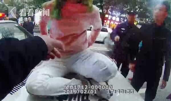 因抢车位女子跳上警车撒泼 拘留所里过春节（组图） - 3