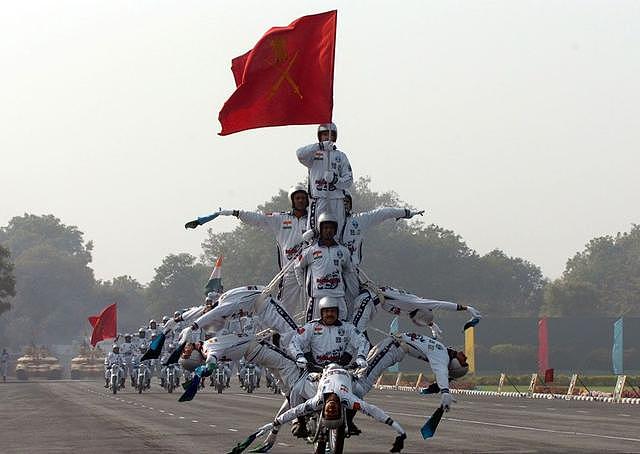 别再笑话印度“摩托车阅兵”了，美国学过，中国也曾练过