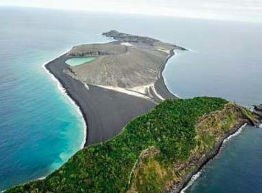 图说：太平洋岛国汤加境内年仅4岁的小岛（美国趣味科学网站）