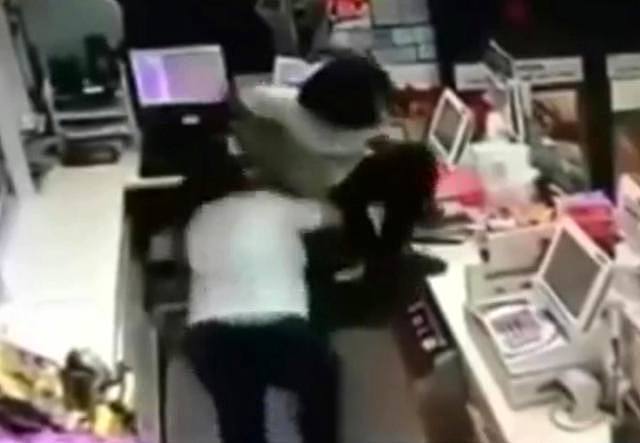 其中一名女店员想要翻越柜台逃跑，结果被抓回来。 翻摄自YouTube