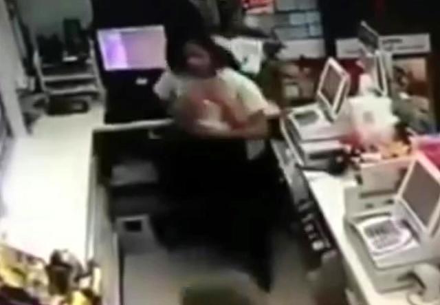 同事将女店员紧紧扣在身体前方。 翻摄自YouTube