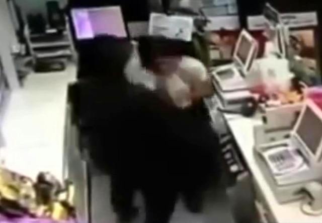 歹徒闯入柜台狠刺女店员。 翻摄自YouTube