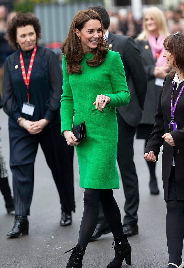凯特王妃终于不低调，一袭俗气翠绿色裙装复古典雅，美得闪耀夺目
