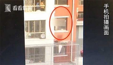 女子裸身站窗台要跳楼 警察徒手爬上3楼成功解救（组图） - 1