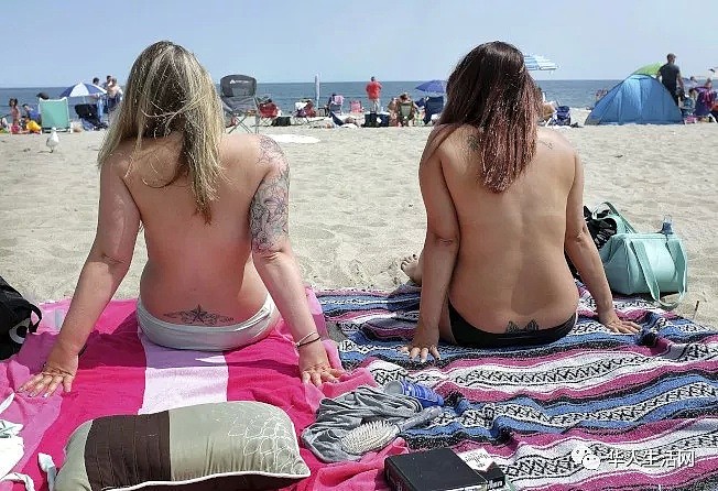 3女海滩“袒胸露乳”被捕，在美free style行不通了（组图） - 1